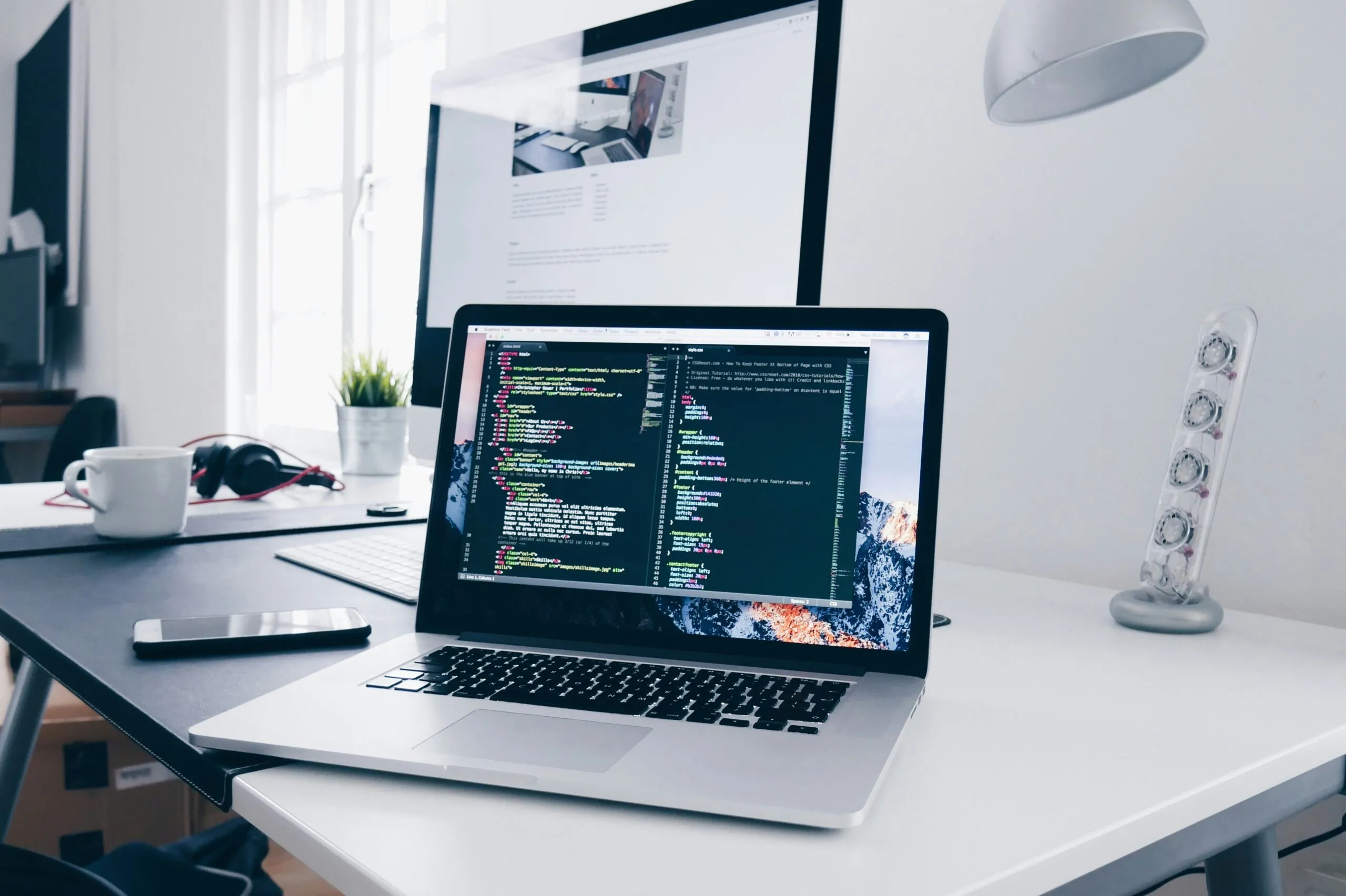 Écran d'un MacBook Pro sur une table